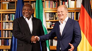 Le chancelier fédéral Olaf Scholz serre la main du président sud-africain Cyril Ramaphosa.