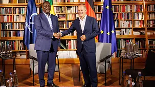 Le chancelier fédéral Olaf Scholz accueille le président Macky Sall par une poignée de main.