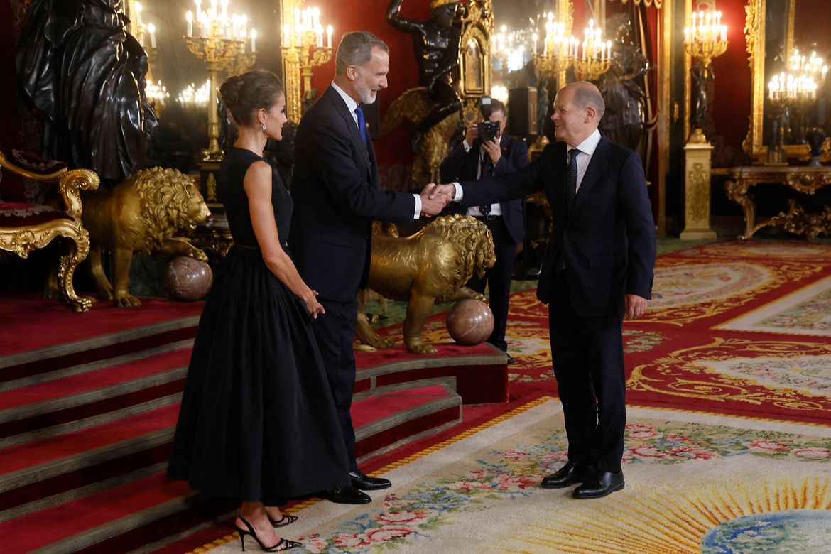 Der spanische König Felipe VI. und Königin Letizia begrüßen Bundeskanzler Scholz im Thronsaal des Königlichen Palastes in Madrid.
