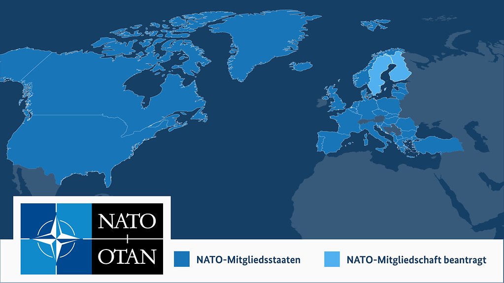 Karte, auf der die NATO-Staaten blau hinterlegt sind, ergänzend Schweden und Finnland in hellblau, da sie einen Antrag auf Mitgliedschaft gestellt haben.