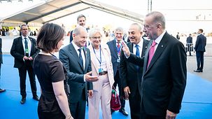 Bundeskanzler Scholz, Verteidigungsministerin Lambrecht und Außenministerin Baerbock begrüßen am Ende des NATO-Gipfels den türkischen Präsidenten Erdoğan sowie den türkischen Außenminister Çavuşoğlu.