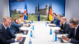 Die isländische und die deutsche Delegation bei einem bilateralen Treffen vor Beginn des NATO-Gipfels.