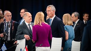 Bundeskanzler Scholz im Gespräch mit NATO-Generalsekretär Jens Stoltenberg sowie der Regierungschefin Estlands, Kaja Kallas.
