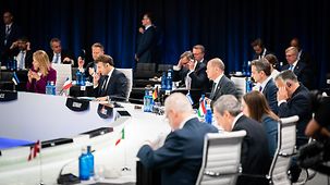 Bundeskanzler Scholz am Sitzungstisch des NATO-Gipfels in Madrid.
