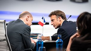 Olaf Scholz und Emmanuel Macron am Sitzungstisch