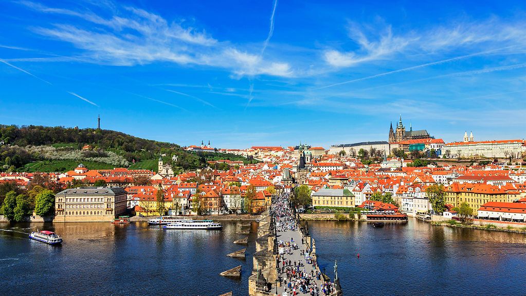 Blick auf die Karlsbrücke und auf die Prager Burg in der Altstadt.
