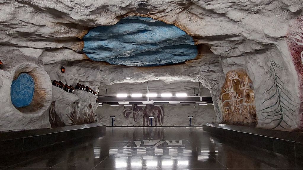 U-Bahnhof Tensta in Stockholm. Kunstwerk zum Thema Urzeit