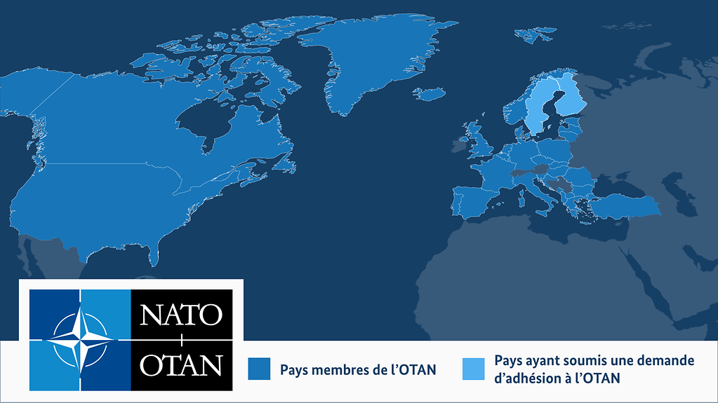 Carte sur laquelle les pays de l’OTAN apparaissent en bleu ; la Suède et la Finlande apparaissent en bleu clair, car elles ont déposé une demande d’adhésion.