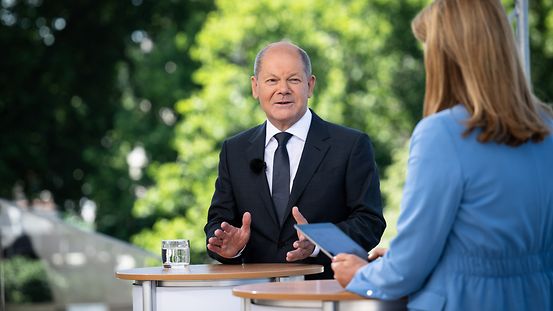Sommerinterview: Bundeskanzler Olaf Scholz im Gespräch mit der Leiterin des ARD-Hauptstadtstudios, Tina Hassel.