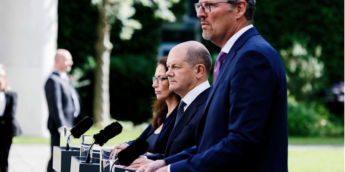 Federal Chancellor Olaf Scholz with the chair of the German Trade Union Confederation, Yasmin Fahimi, and Employers’ Association President Rainer Dulger after the first meeting of the “Concerted Action”.