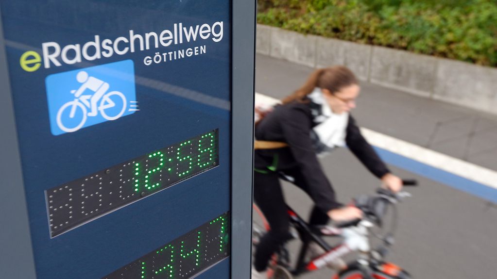 Eine Radfahrerin fährt in Göttingen (Niedersachsen) über den eRadschnellweg.