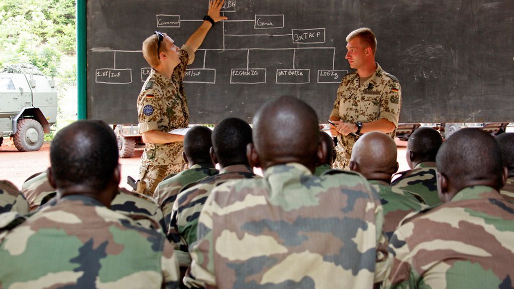 Des instructeurs du génie allemands de l’EUTM Mali forment des soldats maliens à leurs futures tâches