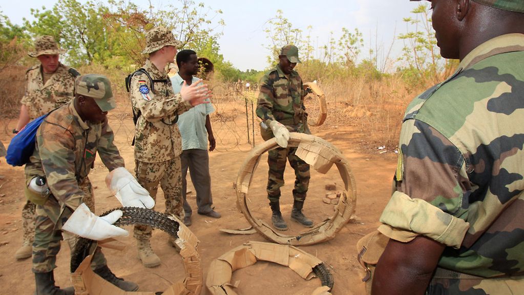 Des soldats de la 550e compagnie du génie blindé d’Immendingen forment des soldats maliens dans le cadre de la mission de formation de l’UE au Mali (EUTM Mali) dans le camp d’entraînement de Koulikoro