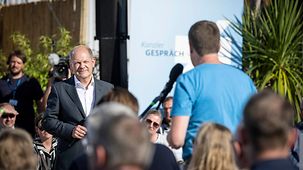 Bundeskanzler Olaf Scholz in Lübeck beim Bürgergespräch.