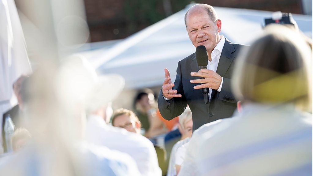 Federal Chancellor Olaf Scholz talking to members of the public in Lübeck.