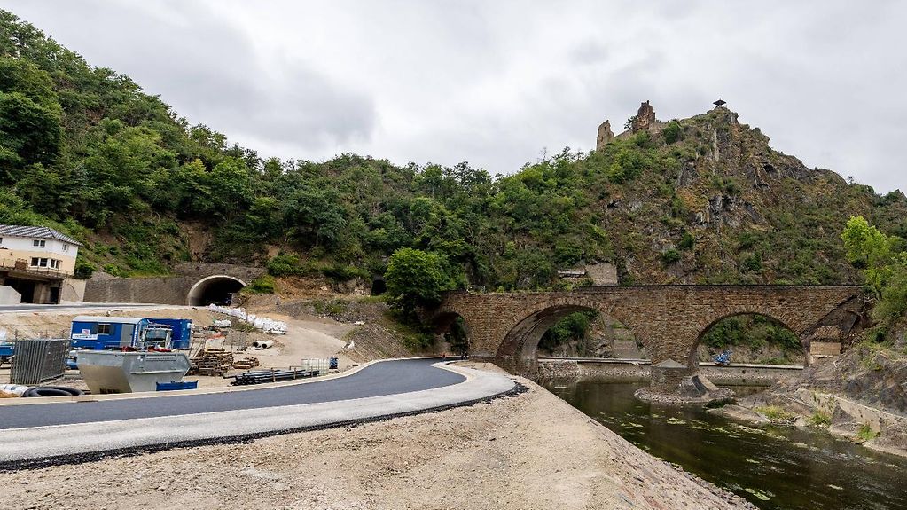 Wiederhergestellte Tunnelstraße im Ahrtal ein Jahr nach der Flutkatastrophe