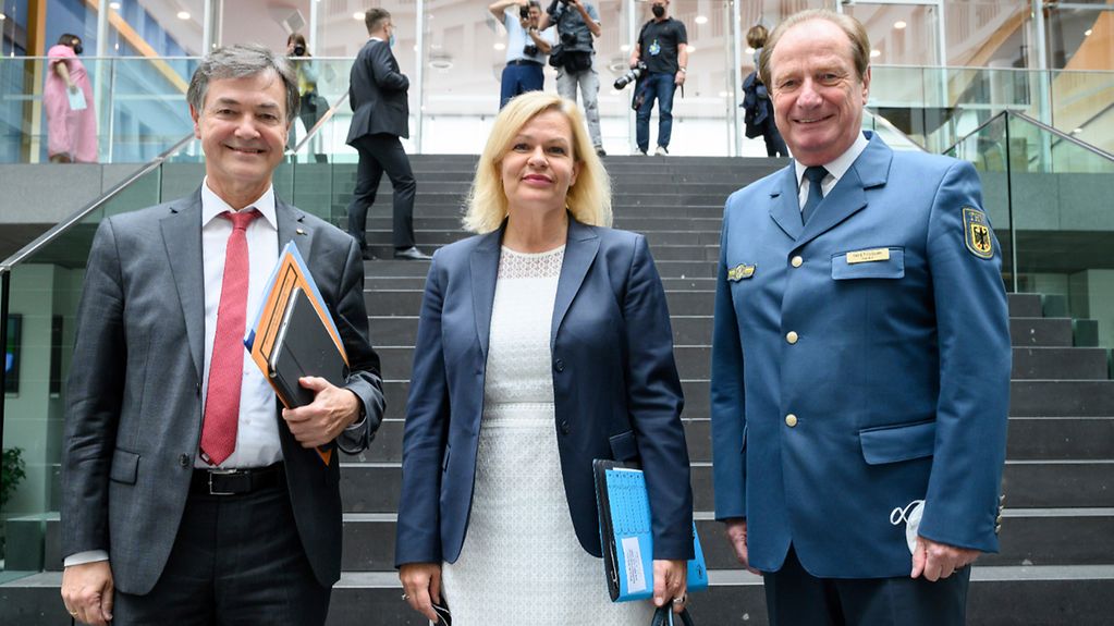 Federal Minister of the Interior Faeser with President of the Office of Civil Protection and Disaster Assistance Tiesler (l.) and the President of the Federal Agency for Technical Relief Friedsam.