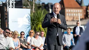 Bundeskanzler Olaf Scholz bei einem Gespräch mit Bürgerinnen und Bürgern.