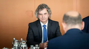 Bundeskanzler Olaf Scholz im Gespräch mit Robert Golob, Sloweniens Ministerpräsident.