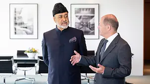 Bundeskanzler Olaf Scholz im Gespräch mit Sultan Haitham bin Tarik, Sultan vom Oman.