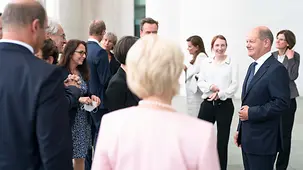 Federal Chancellor Olaf Scholz talking to members of the Future Council.