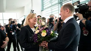 Federal Chancellor Olaf Scholz at the beginning of a cabinet meeting with a bouquet of flowers for Nancy Faeser.