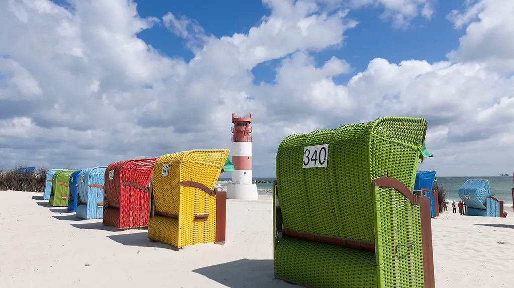 Leuchtturm am Strand, Düne, Helgoland, Schleswig-Holstein, Deutschland / Helgoland, Urlaub, Sonne, Meer, Nordsee, Erholung, Ferien, Strandkorb, Leuchtturm, Sonne