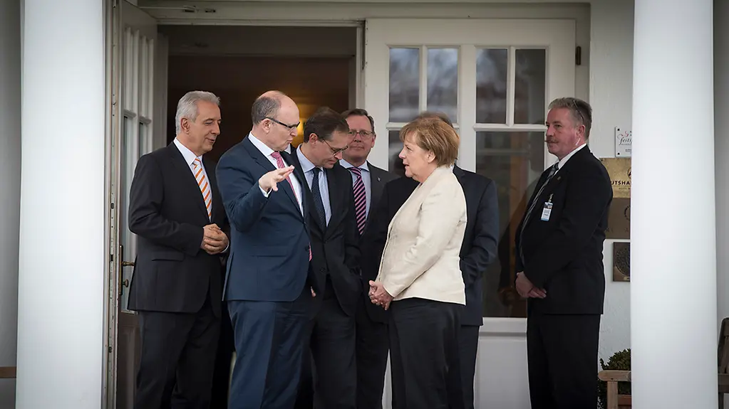 Bundeskanzlerin Angela Merkel unterhält sich mit Mecklenburg-Vorpommerns Ministerpräsident Erwin Sellering.