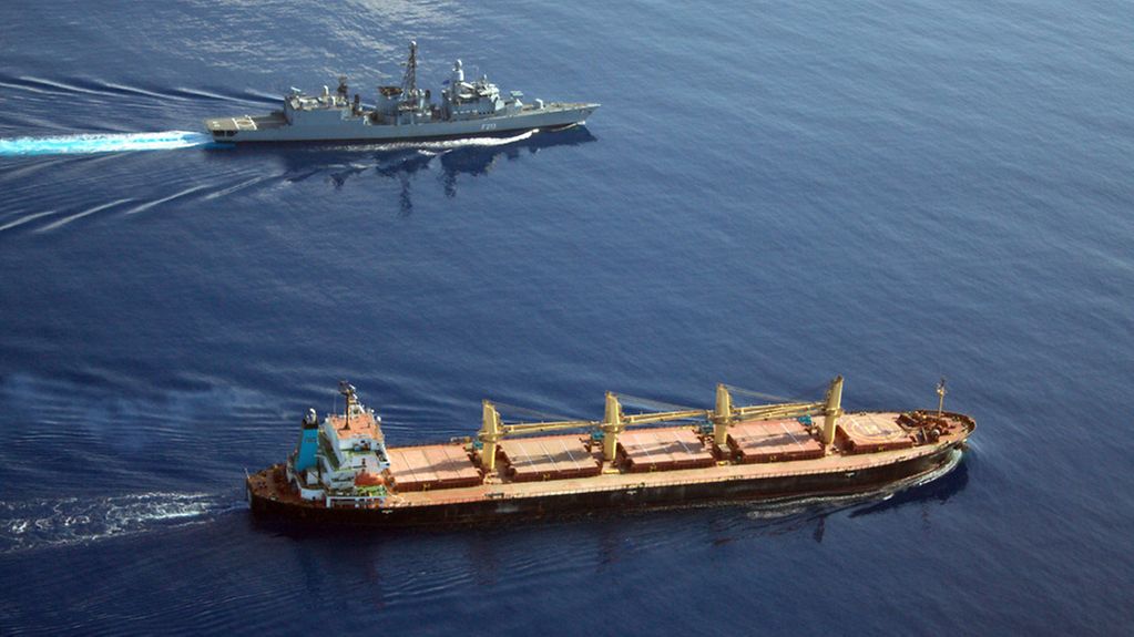 The frigate Augsburg escorts the freighter "Yakima Princess", which is carrying 39,000 tones of wheat and rice substitutes for the World Food Programme.