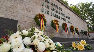 Kränze in Berlin-Plötzensee zum 78. Jahrestag des Attentats- und Umsturzversuchs gegen Hitler.