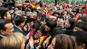 Bundeskanzlerin Angela Merkel und der chinesische Premierminister Li Keqiang bei der Ankunft in der Universität.