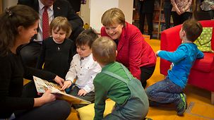 Bundeskanzlerin Angela Merkel beim Besuch des ZukunftsHauses des Paul Gerhard Stifts mit Kindern in der Bibliothek.
