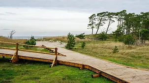 Ein neuer hölzerner Wanderweg an der lettischen Küste.
