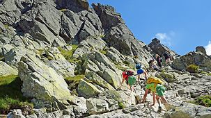 Bergwanderer erklimmen einen Grat in der Hohen Tatra.
