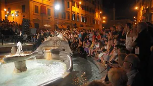 Zuschauer lauschen einem Klavier-Konzert am Ferragosto vor der Spanischen Treppe in Rom.