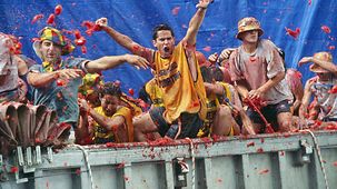 Feiernde werfen Tomaten während des La Tomatina-Festes von einem Lastwagen.