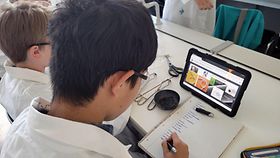 Foto zeigt Schüler beim Experimentieren 