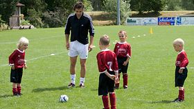 Übungsleiter beim Fußballturnier mit Kindern
