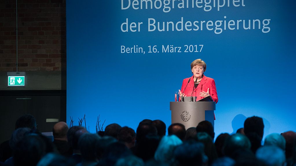 Bundeskanzlerin Angela Merkel spricht beim Demografiegipfel im Kanzleramt.