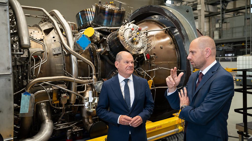 Federal Chancellor Olaf Scholz and Siemens Energy CEO Christian Bruch in front of a turbine.