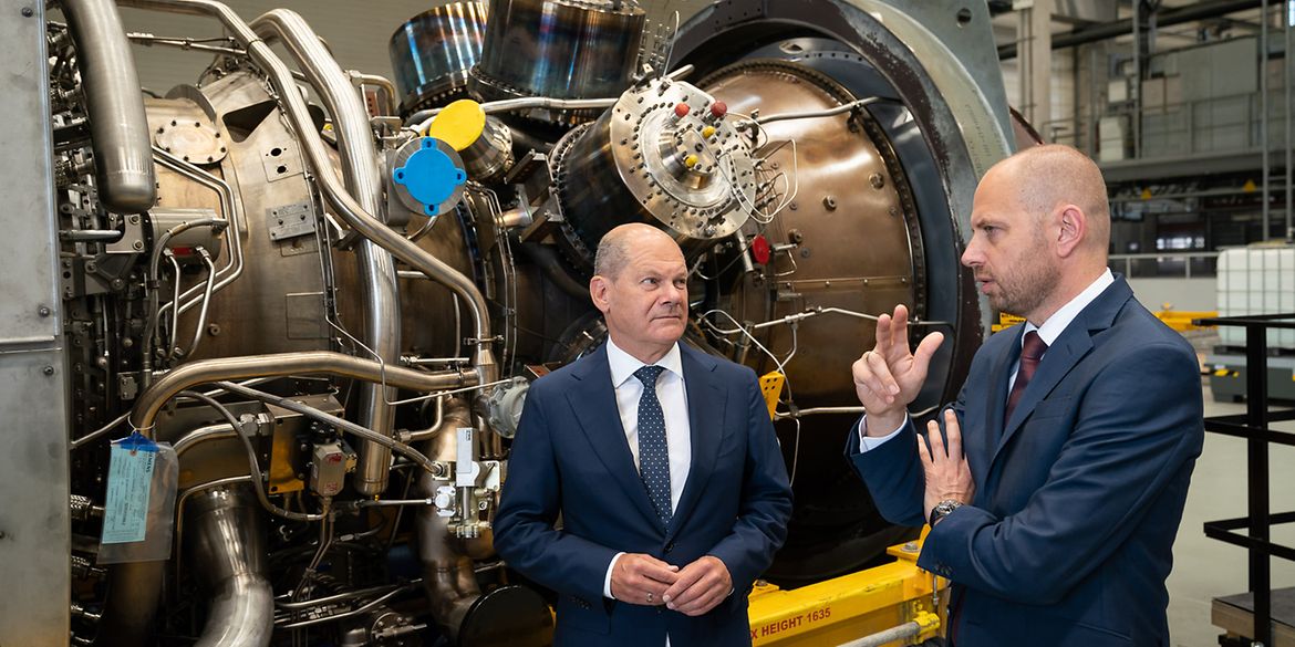 Le chancelier fédéral Olaf Scholz et le PDG de Siemens Energy Christian Bruch devant une turbine