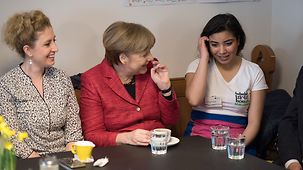 Bundeskanzlerin Angela Merkel beim Besuch des ZukunftsHauses des Paul Gerhard Stifts im Gespräch mit einer Jugendlichen.