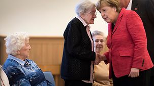 Bundeskanzlerin Angela Merkel beim Besuch des ZukunftsHauses des Paul Gerhard Stifts während einer Tanzveranstaltung für Senioren.