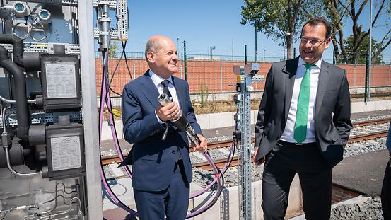 Federal Chancellor Olaf Scholz and Managing Director Joachim Kreysing on a site visit to the Höchst plant.