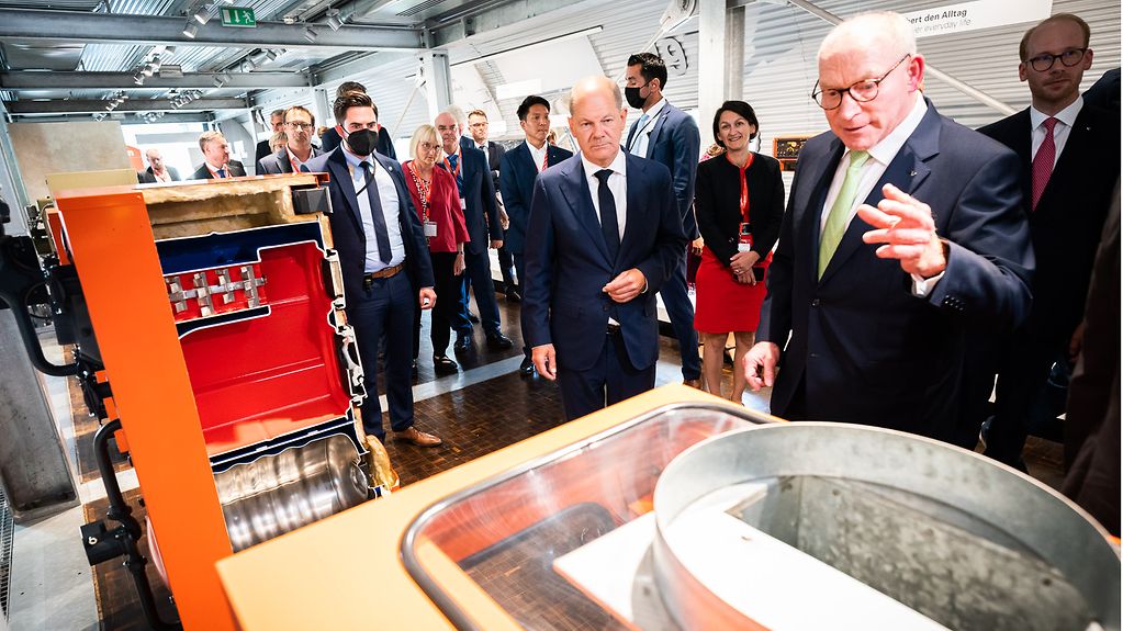 Le chancelier fédéral Olaf Scholz en visite sur le site du fabricant de pompes à chaleur Viessmann
