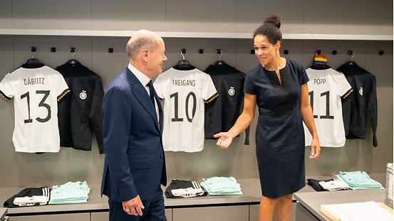 À la DFB, Olaf Scholz visite les vestiaires féminins en compagnie de Célia Šašić, vice-présidente de la Fédération allemande de football en charge de la diversité et de la pluralité.