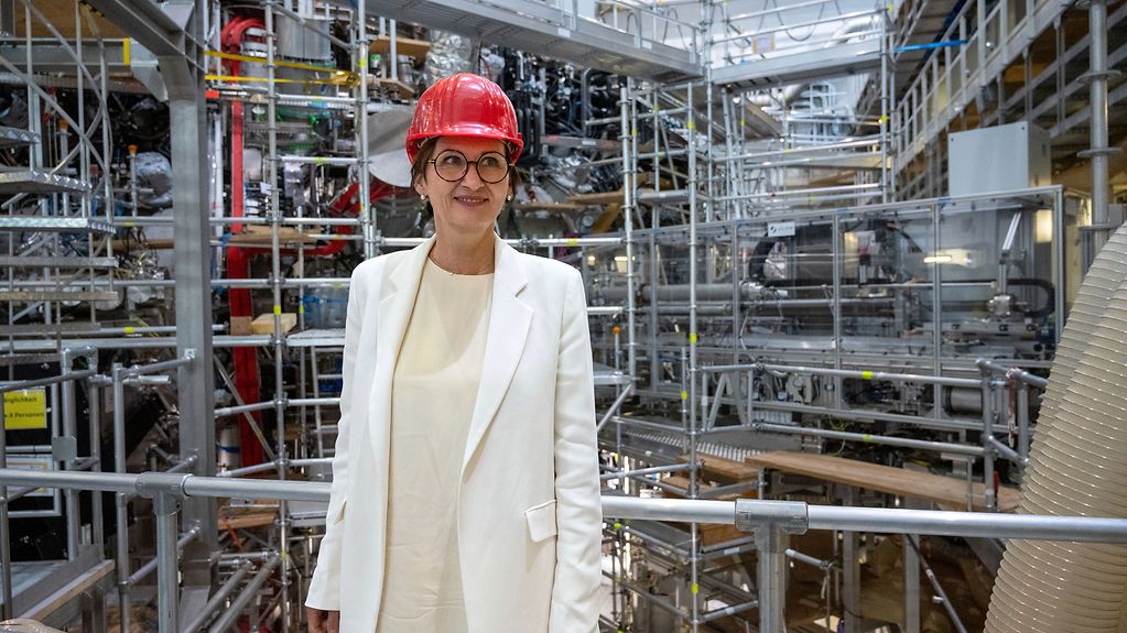 Bundesforschungsministerin Bettina Stark-Watzinger vor der Kernfusions-Versuchsanlage "Wendelstein X-7" in Greifswald