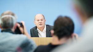 Bundeskanzler Olaf Scholz bei einer Pressekonferenz.
