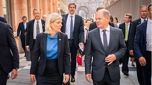 Bundeskanzler Olaf Scholz geht neben Magdalena Andersson, Schwedens Ministerpräsidentin.