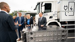 Bundeskanzler Olaf Scholz mit Magdalena Andersson, Schwedens Ministerpräsidentin, bei Scania.